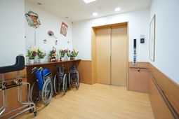 廊下の花と車椅子