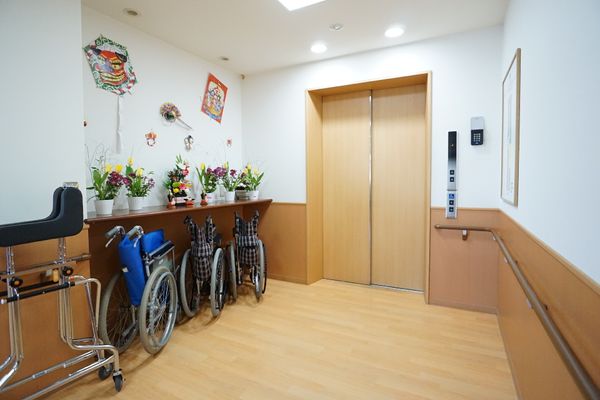 廊下の花と車椅子