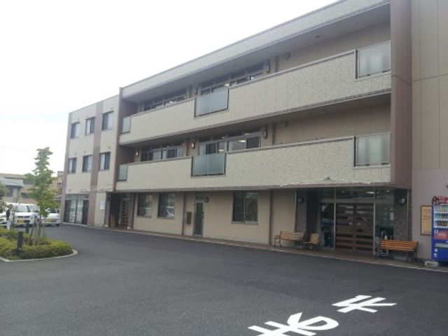 清潔感のある施設外観 外観 新しいキャリアを築ける場所、風通しの良いスタッフ環境が整っています。ゆとりを感じさせる広々としたエントランスが迎えます。
