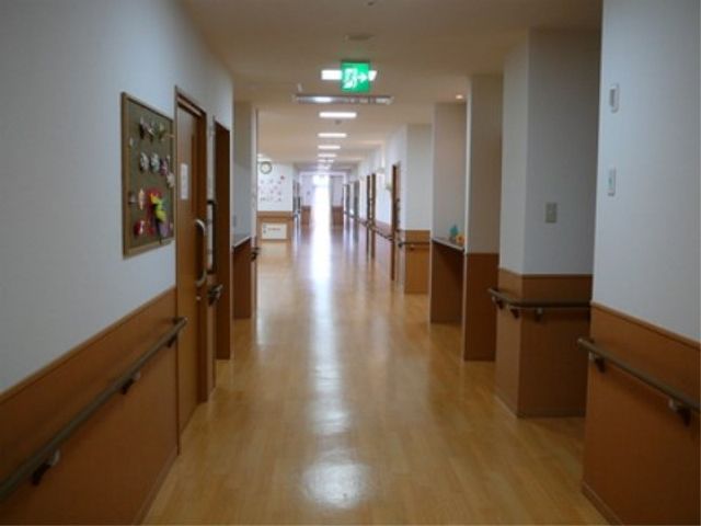 清潔な施設の廊下 廊下 廊下は清潔感にあふれ、手すりが設けられた安全な歩行空間となっており、スタッフとのコミュニケーションも取りやすい設計です。