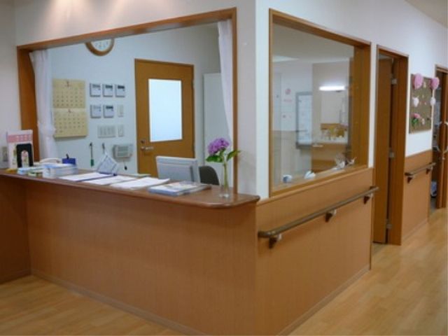 受付カウンターのある廊下 スタッフルーム きちんと整理された受付は、明るい印象を与え、訪れた方を温かく迎えます。