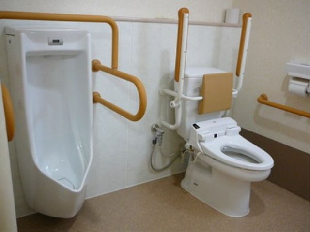 バリアフリートイレ設備 共用トイレ 手すり付きの清潔なトイレ空間です。どなたも使いやすい工夫が感じられ、快適にお使いいただけます。