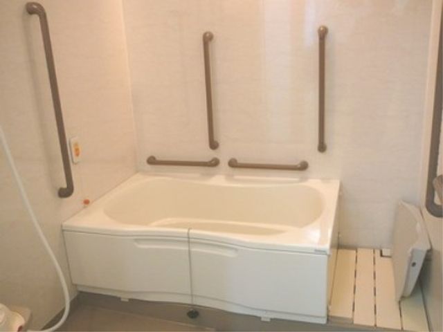 安全な手すり付き浴槽 一般浴室 手すりが設けられ、安心してご利用いただける清潔な浴室です。ゆったりとしたバスタイムをお過ごしいただけます。