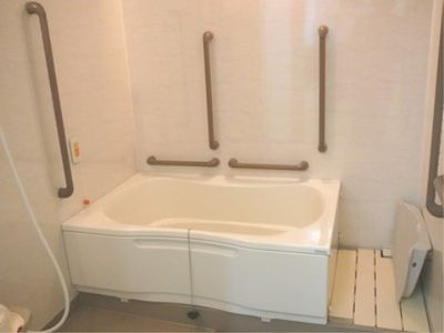 安全な手すり付き浴槽