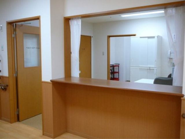 清潔な居室の一角 ヘルパーステーション ゆとりのある居室で、日々の生活に安心と潤いを提供します。自然光が入り、清潔感が漂う空間です。