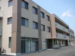 多階層施設の明るい外観