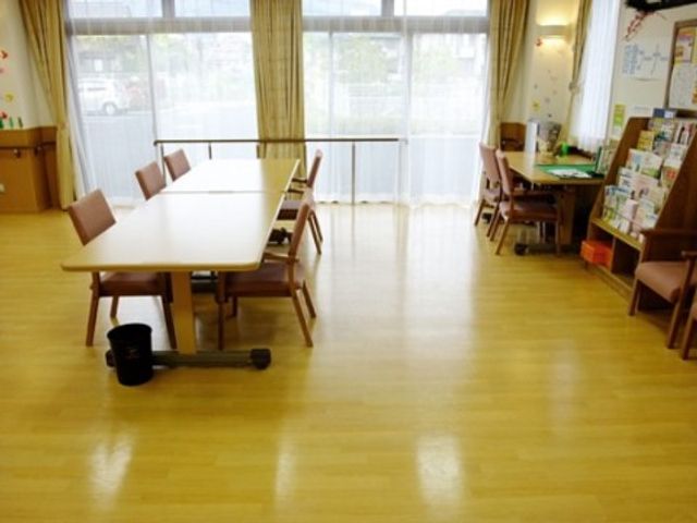 明るい共有スペース 図書コーナー 広々として明るい食堂では、快適な食事の時間を過ごせます。窓際の席では、外の緑を眺めながらリラックスできる空間が広がっています。