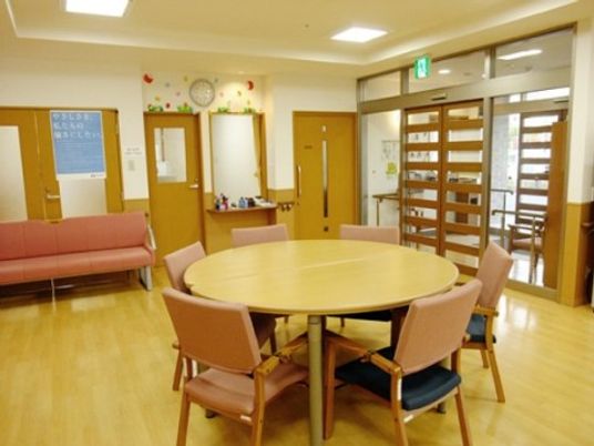 円卓と椅子がある部屋