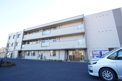 清潔感のある建物エントランス