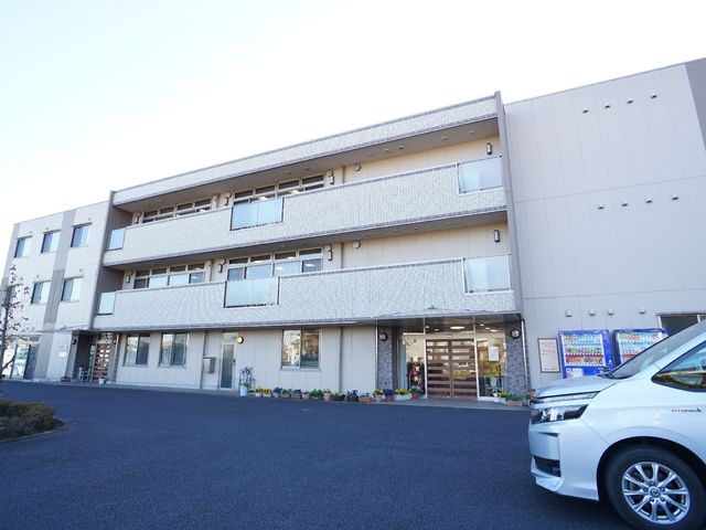 清潔感のある建物エントランス 外観 広々とした敷地に佇む建物正面には、訪れた方々を温かく迎える明るいエントランスがあります。