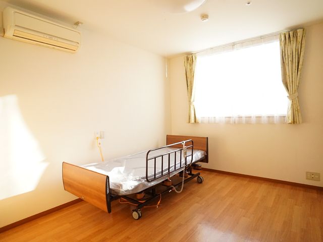 居室の空間イメージ 居室 広々とした明るい居室です。光が差し込む窓や調整可能なベッドが配置され、快適な空間が保たれています。
