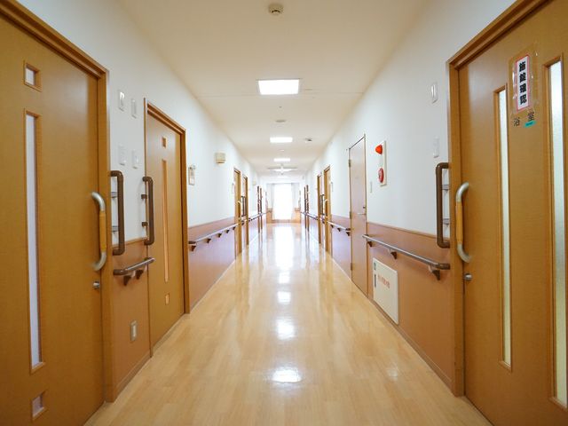 廊下のきれいな風景 廊下 広々として綺麗に保たれた廊下は、すれ違いや移動もしやすい造りです。壁には多数の部屋があり、ゆとりある設計になっています。