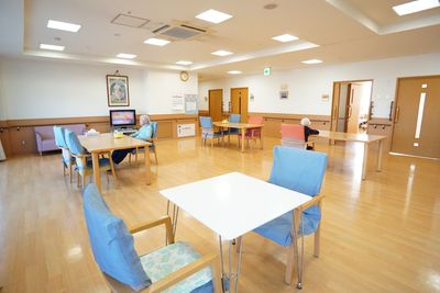 広々とした明るい施設の食堂