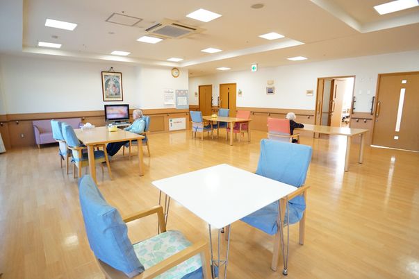 広々とした明るい施設の食堂