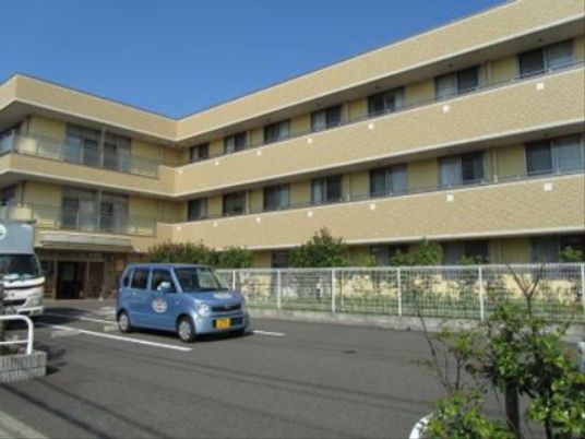 明るい外観の施設エントランス