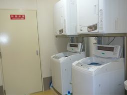 洗濯機が並ぶ清潔な空間
