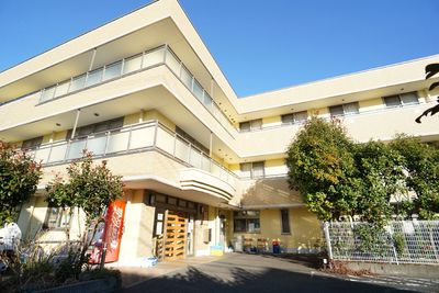 晴れた日の施設外観