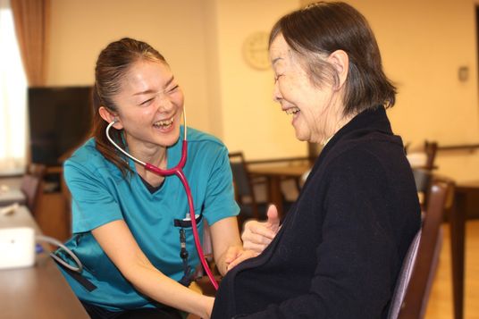 笑顔のスタッフと入居者の会話