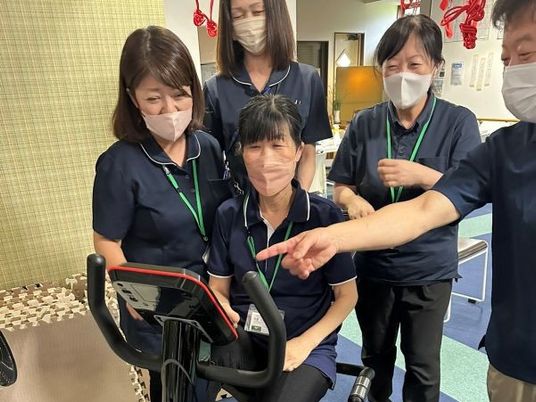 職員が集まる機能訓練室  