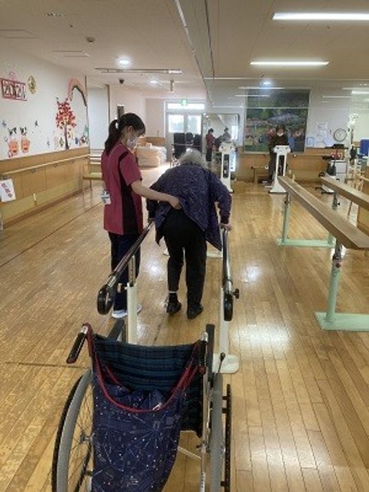 機能訓練で歩行練習中