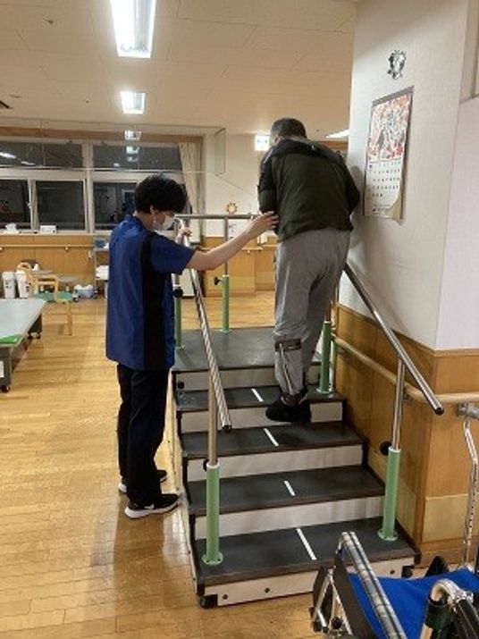 スタッフと訓練中の方