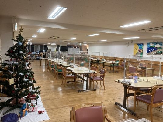 広々とした明るい食堂