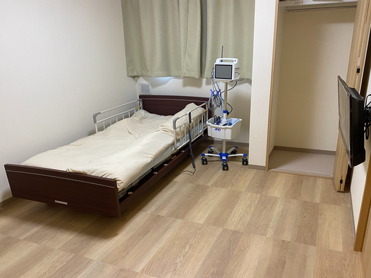 居室のベッドと医療機器  