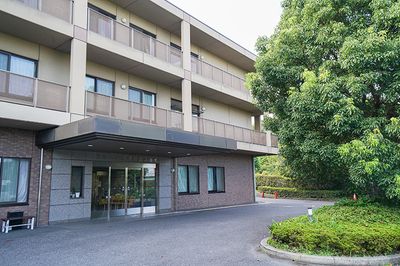 緑豊かな建物の外観
