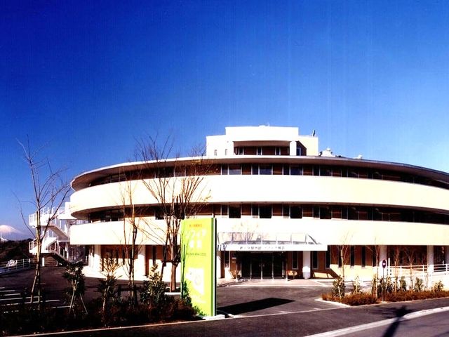 円形の外観 外観   曲線を生かした外観が印象的です。青空の下で、建物の落ち着いた雰囲気が伝わります。