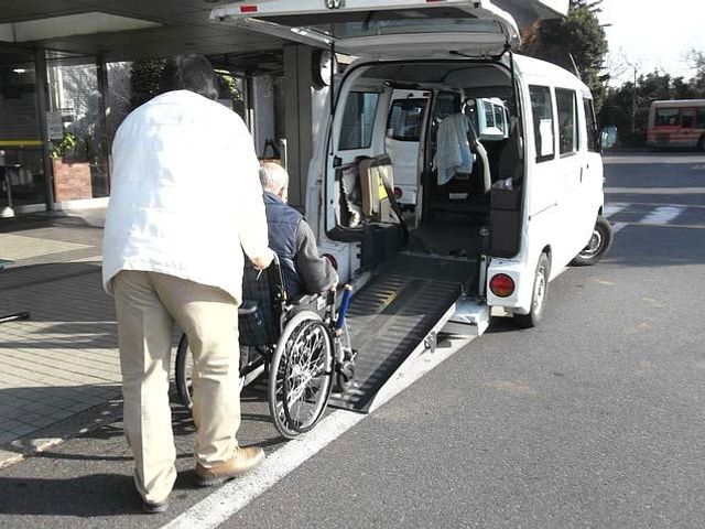車椅子乗車の様子 フロント 利用者の方が車椅子で乗車できる専用車が用意されています。快適に送迎をサポートします。