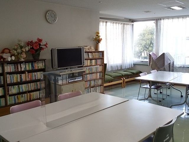 静かなラウンジの様子 ラウンジ 開放感のあるスペースで、読書やテレビを楽しむことができます。自然光が差し込み、明るい雰囲気です。
