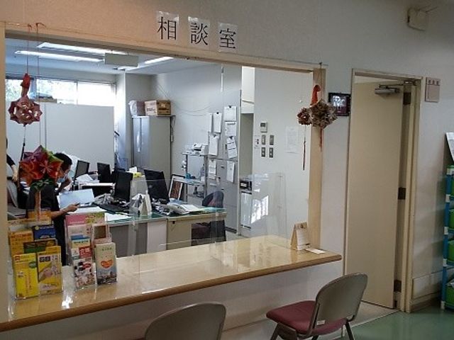 相談対応が行われる室内 スタッフイメージ 問い合わせや相談に丁寧に応じるスタッフが集うスペースになります。安心してご相談いただけます。