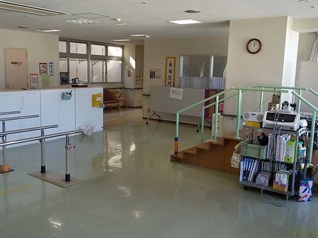リハビリ器具がある部屋 機能訓練室 多くのリハビリ器具が揃っているこの部屋では、安心して機能訓練が行えます。