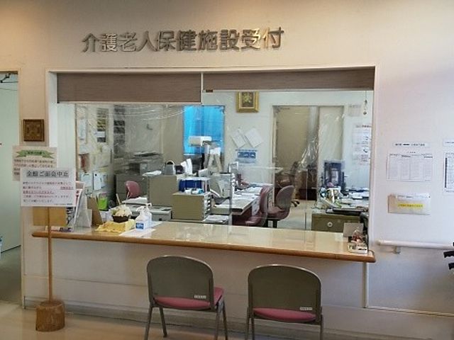 相談受付窓口 フロント 受付は明るく、初めての方でも安心して訪れることができます。フレンドリーなスタッフが対応します。
