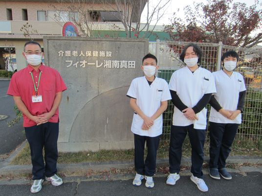 職員が看板前に整列  