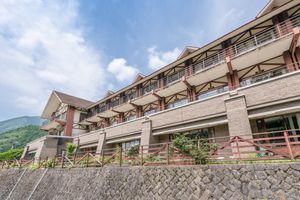 自然に囲まれた外観
