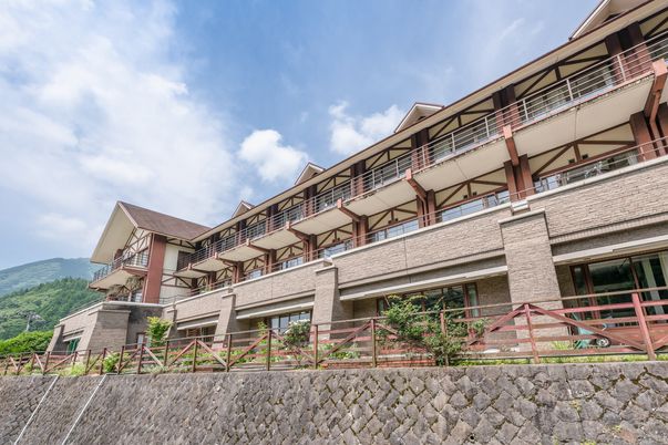 自然に囲まれた外観