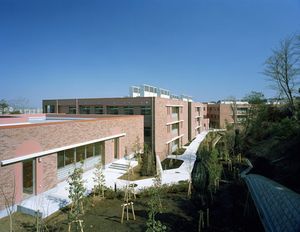 広々とした建物外観