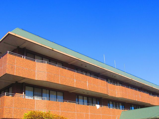 広がる青空と建物外観 外観 広々とした空の下に佇む施設です。外観は整然としたデザインで気持ちよく仕事が始められます。
