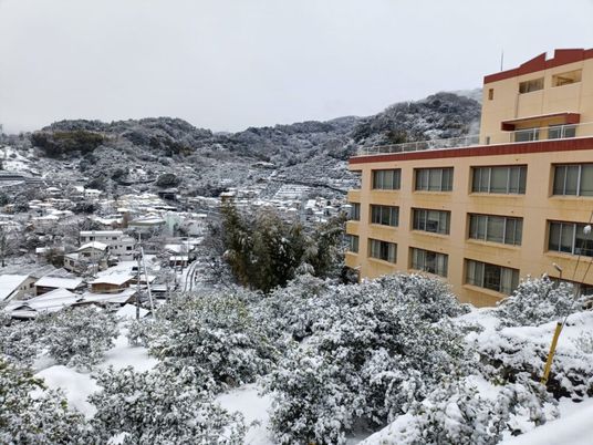 雪景色の建物外観  