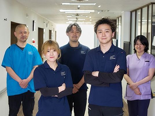 スタッフが並ぶ廊下  