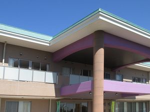 明るい建物外観  