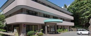 緑豊かな建物外観