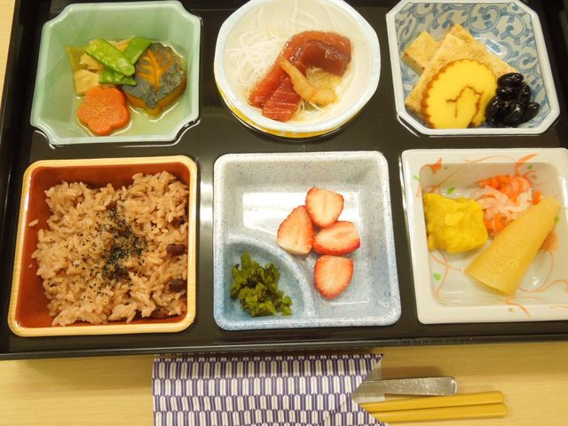 バランスの取れた食事 食堂 色とりどりの食材を使用した食事が準備され、栄養バランスを考えた献立になっております。