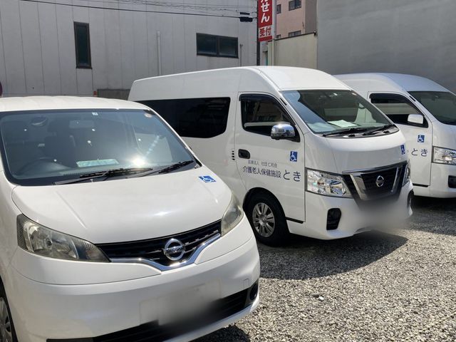 送迎車 看板 介護施設の送迎車で、入居者様の安全で快適な移動をサポートします。