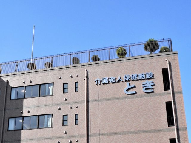 介護施設の外観 外観 快適な生活を支える施設の外部が見えます。清潔感のある建物で、居心地の良い環境が期待できそうです。