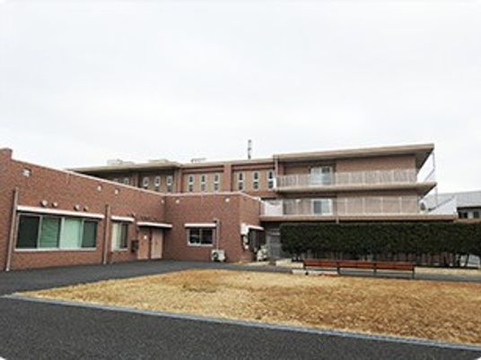 広い中庭のある外観  