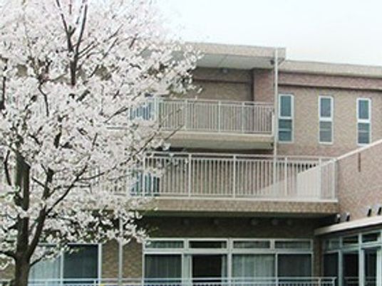 桜のある外観  