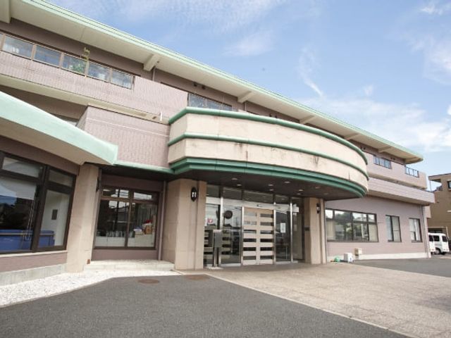広々とした入口の外観 外観 開放感が感じられる建物の入口です。働きやすさが期待できる環境です。