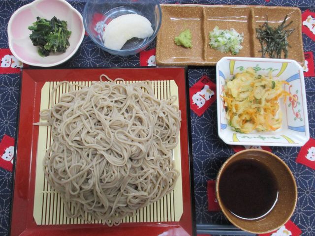 色彩豊かな料理の皿 料理 色とりどりの盛り付けで視覚からも楽しめる料理です。栄養バランスが考慮されています。